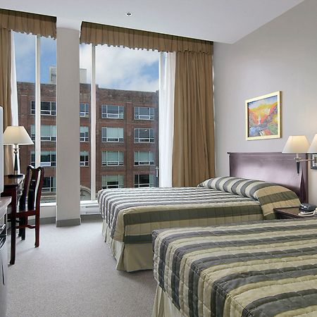 Hotel Super 8 By Wyndham Downtown Toronto Exterior foto