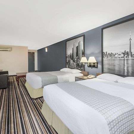 Hotel Super 8 By Wyndham Downtown Toronto Exterior foto