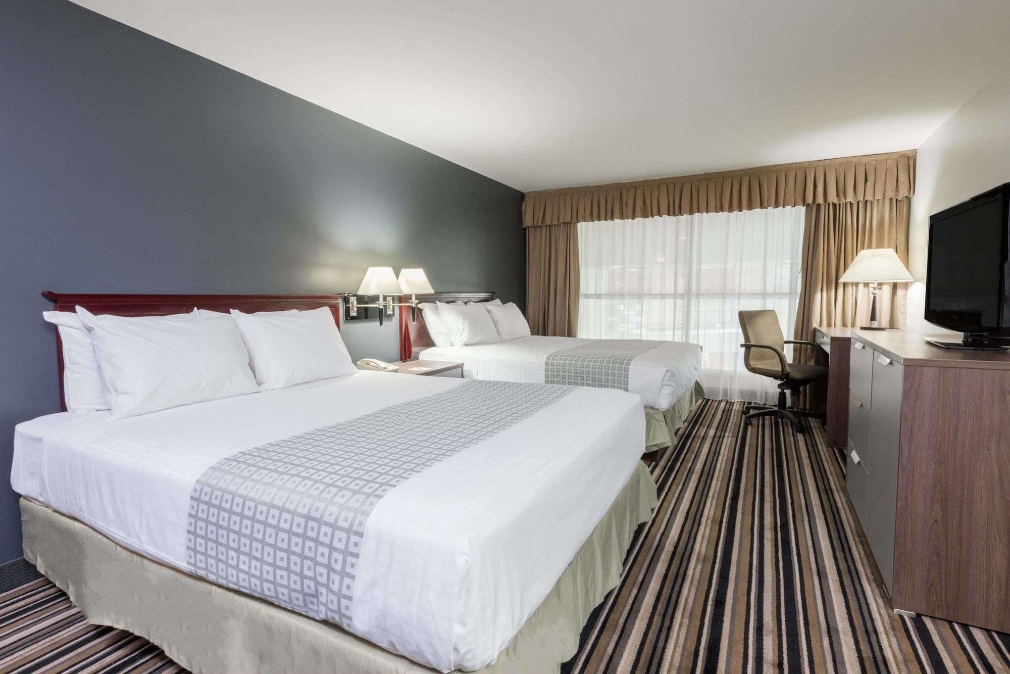 Hotel Super 8 By Wyndham Downtown Toronto Exterior foto