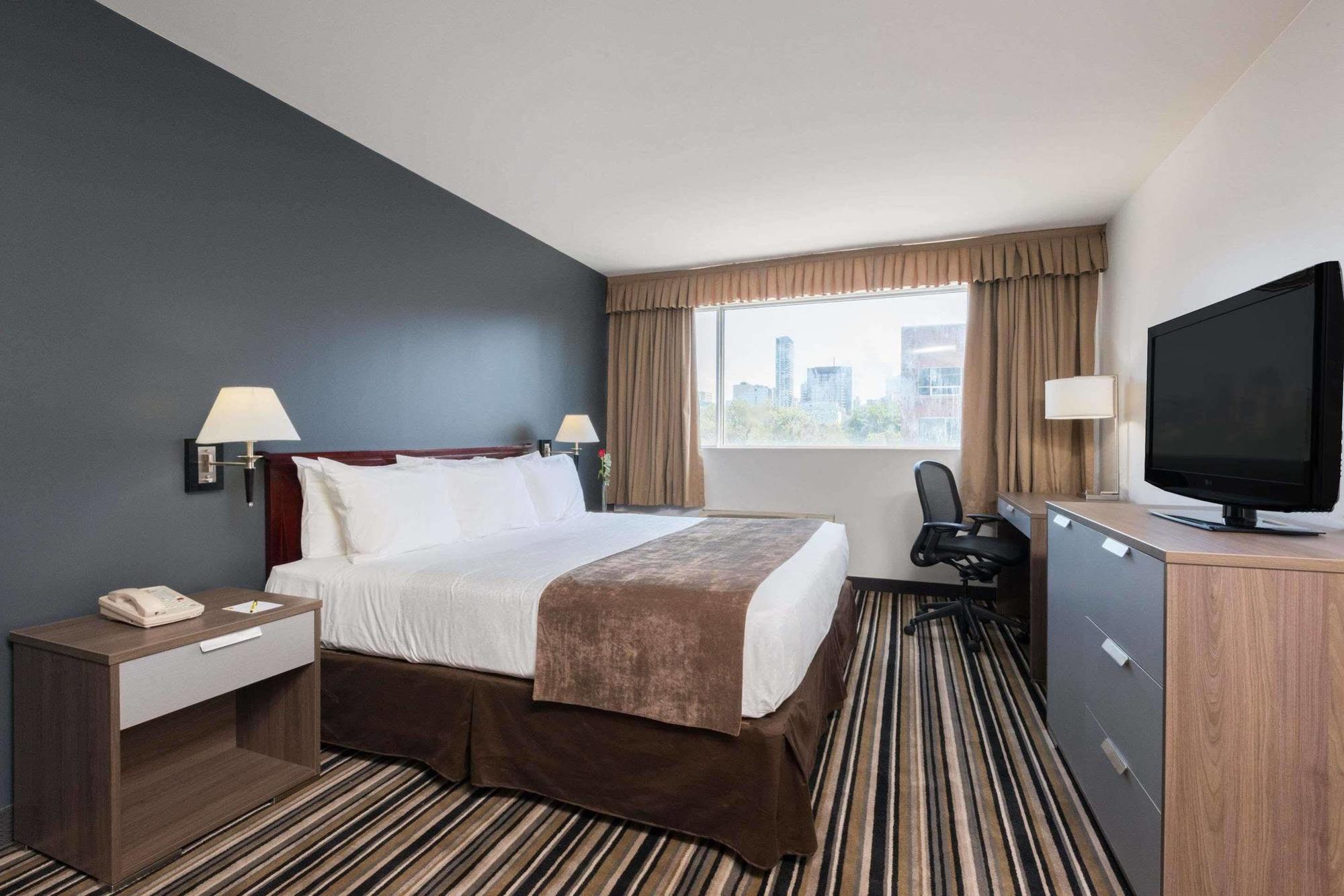 Hotel Super 8 By Wyndham Downtown Toronto Exterior foto
