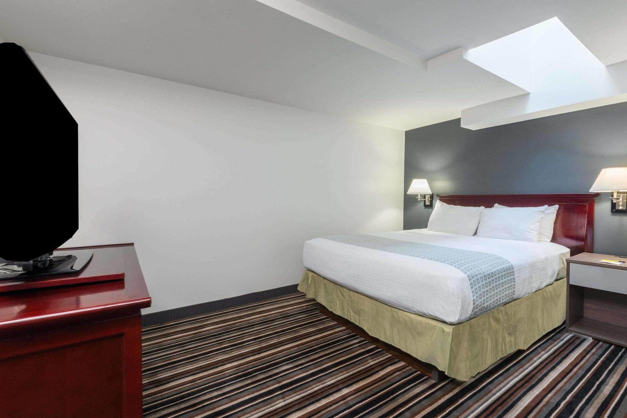 Hotel Super 8 By Wyndham Downtown Toronto Exterior foto