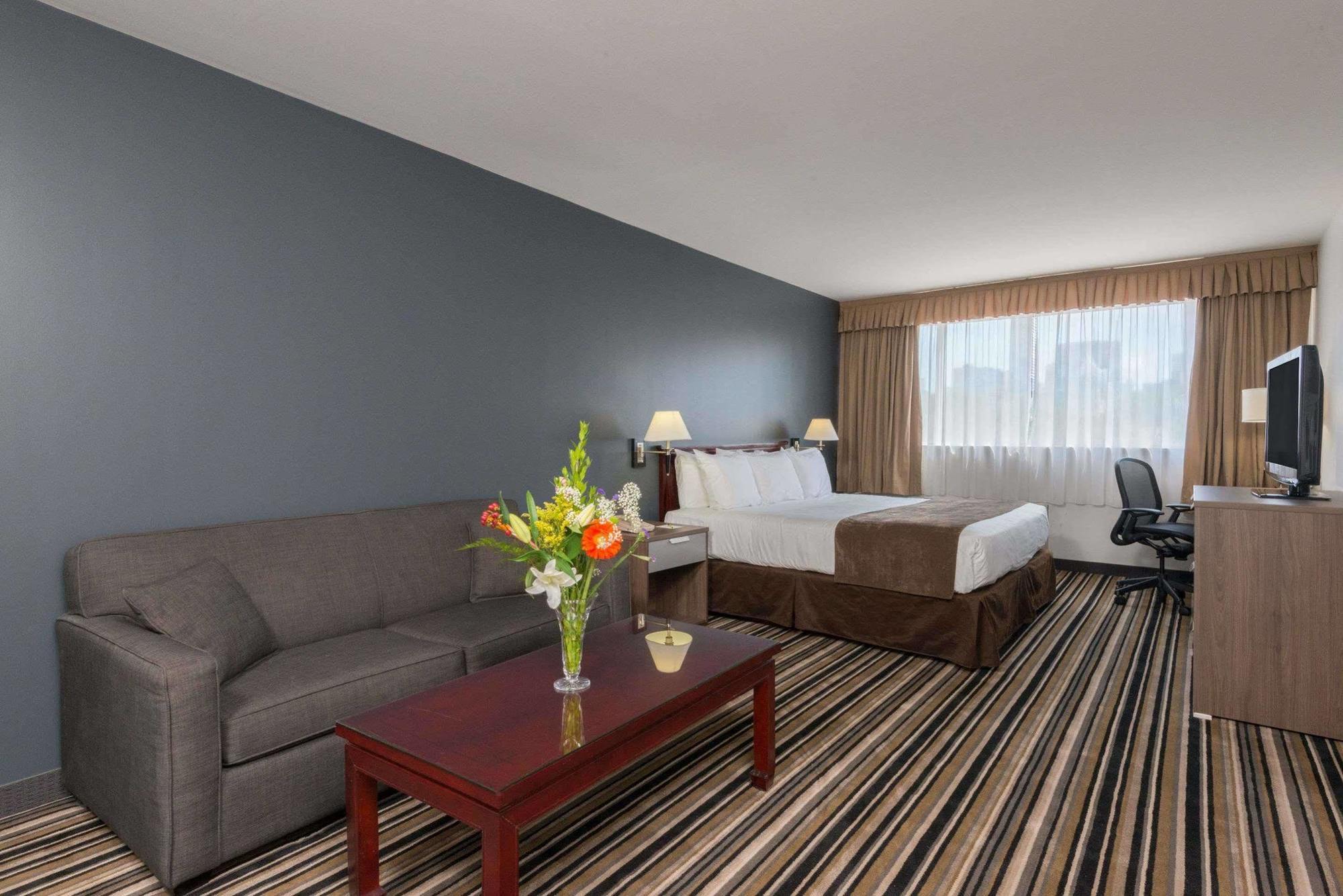 Hotel Super 8 By Wyndham Downtown Toronto Exterior foto
