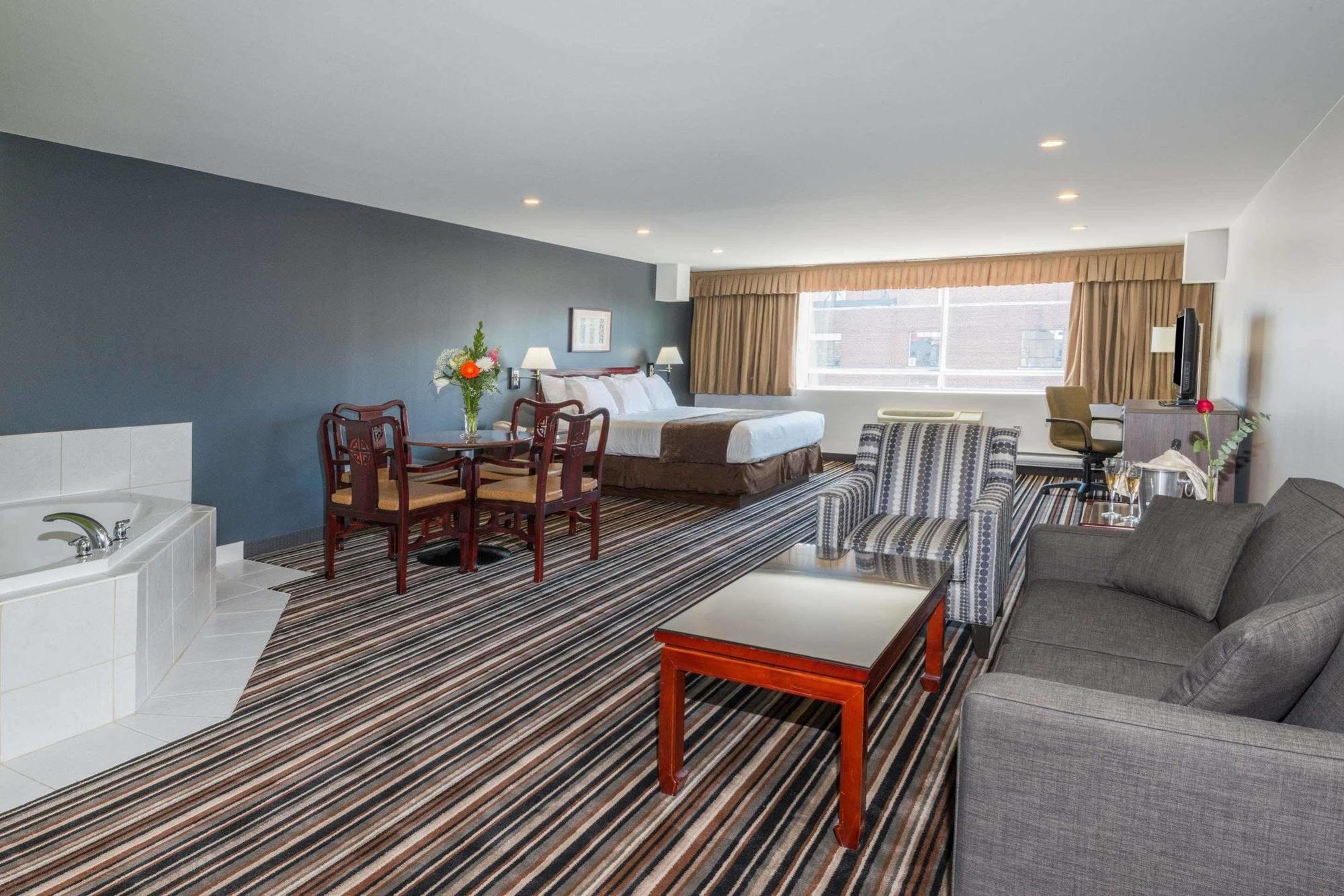 Hotel Super 8 By Wyndham Downtown Toronto Exterior foto