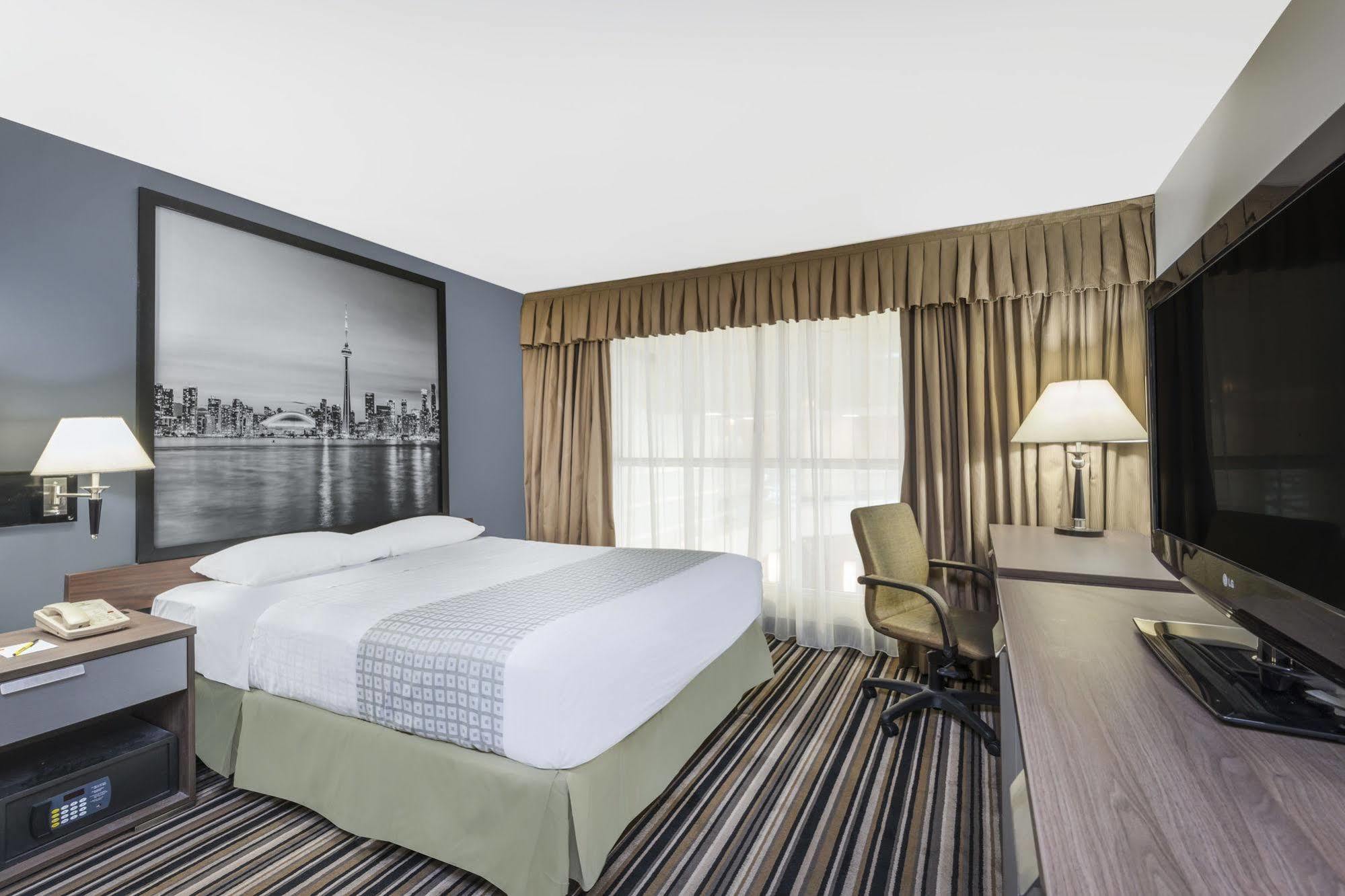 Hotel Super 8 By Wyndham Downtown Toronto Exterior foto